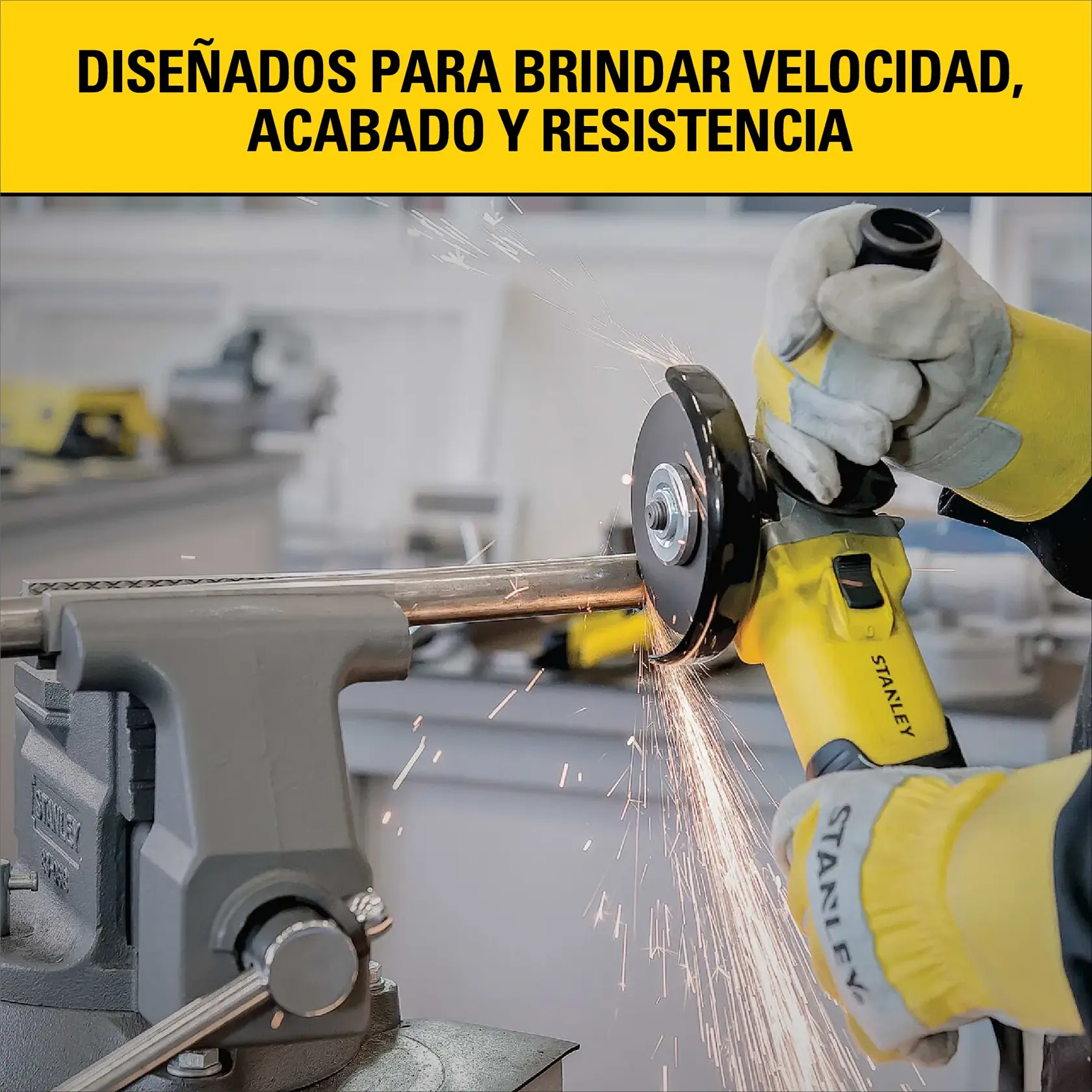 Una persona con guantes protectores utiliza una esmeriladora angular amarilla Stanley para cortar una tubería de metal sujetada en una prensa, con chispas volando. El fondo muestra un taller, y hay una pancarta en español que dice: 'Diseñados para brindar velocidad, acabado y resistencia.'