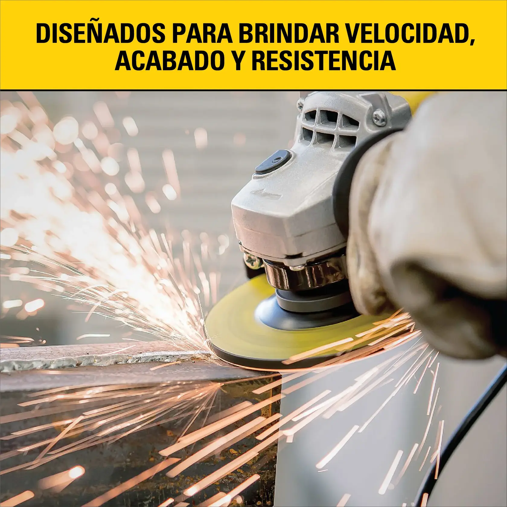 Foto da esmerilhadeira angular STANLEY STA0413 em uso, lixando metal com faíscas visíveis, operada por mãos com luvas.