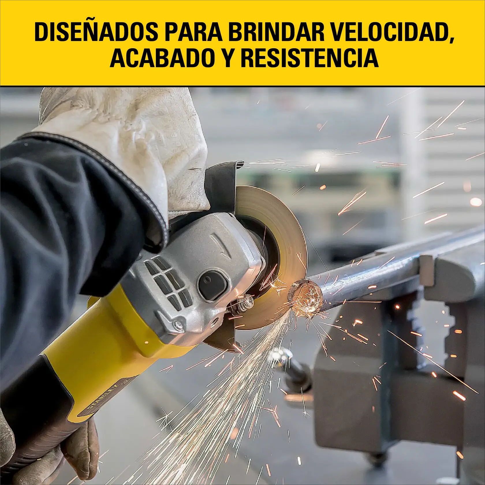 Foto da esmerilhadeira angular STANLEY STA8061 cortando tubo de metal em oficina, mãos com luvas segurando a ferramenta.