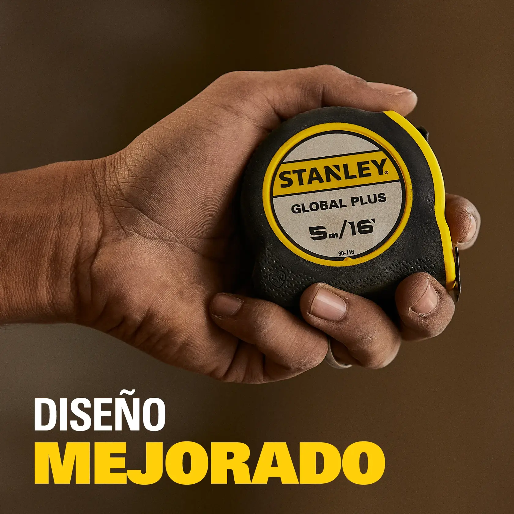 Trena STANLEY 30-710 usada por pessoa com luvas para medir acima de uma moldura de porta em uma parede de tijolos.