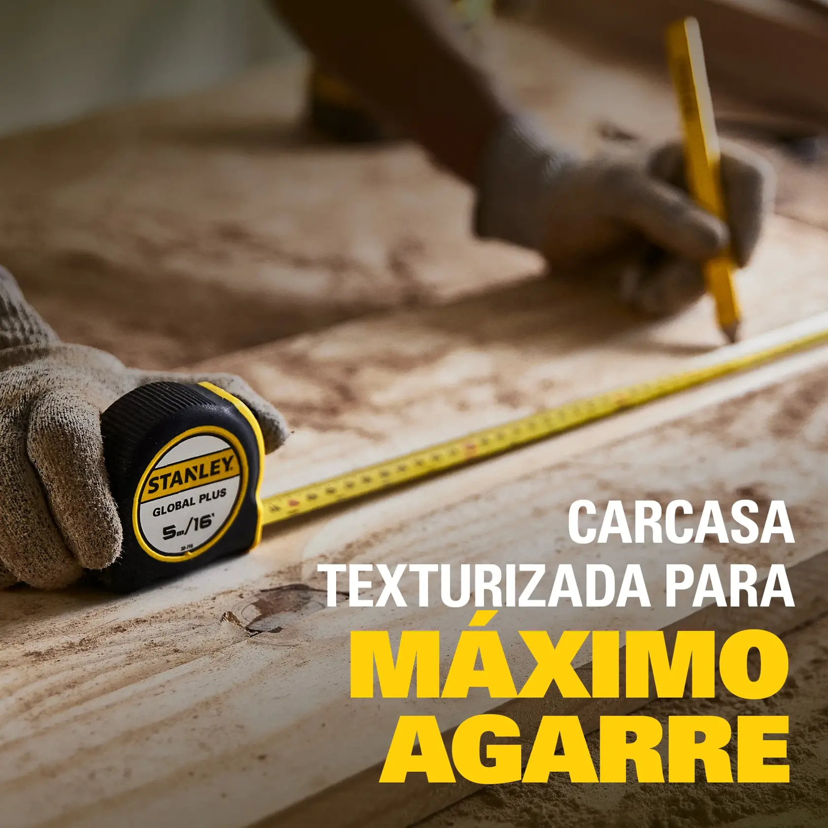 Stanley 30-710 trena amarela e preta, segurada na mão, foto em close-up.