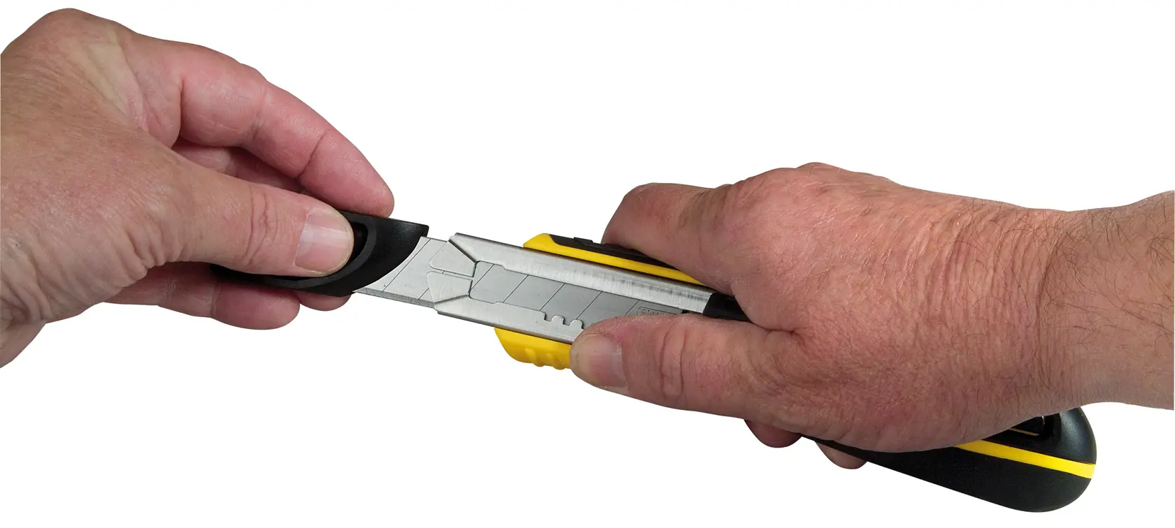 STANLEY 10-481 cuchillo utilitario sostenido en manos, hoja plateada extendida, mango amarillo y negro, vista lateral.