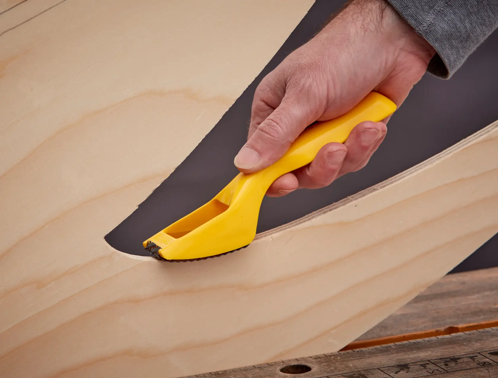 STANLEY 21-115 herramienta Surform afiladora amarilla, vista lateral, con mango de plástico y cuchilla de metal.