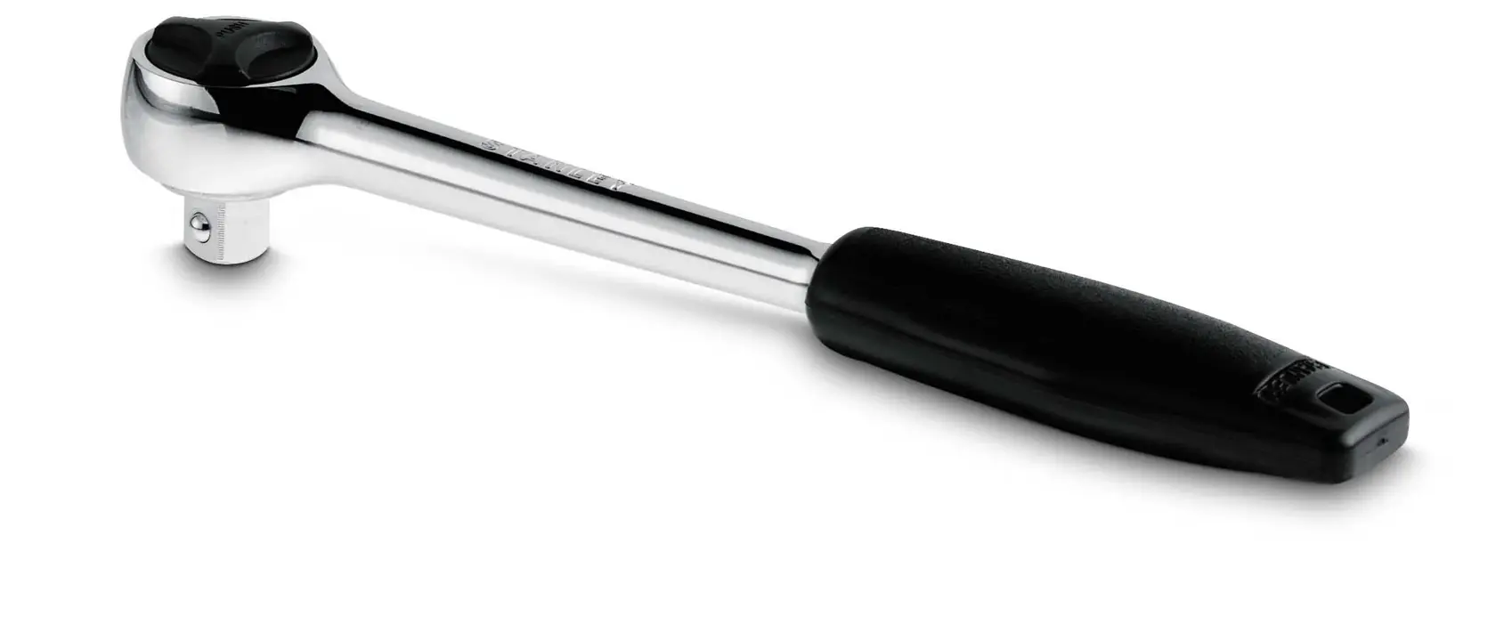 Llave de carraca STANLEY 4-86-397 con mango cromado pulido y empuñadura negra, ángulo lateral sobre fondo blanco.