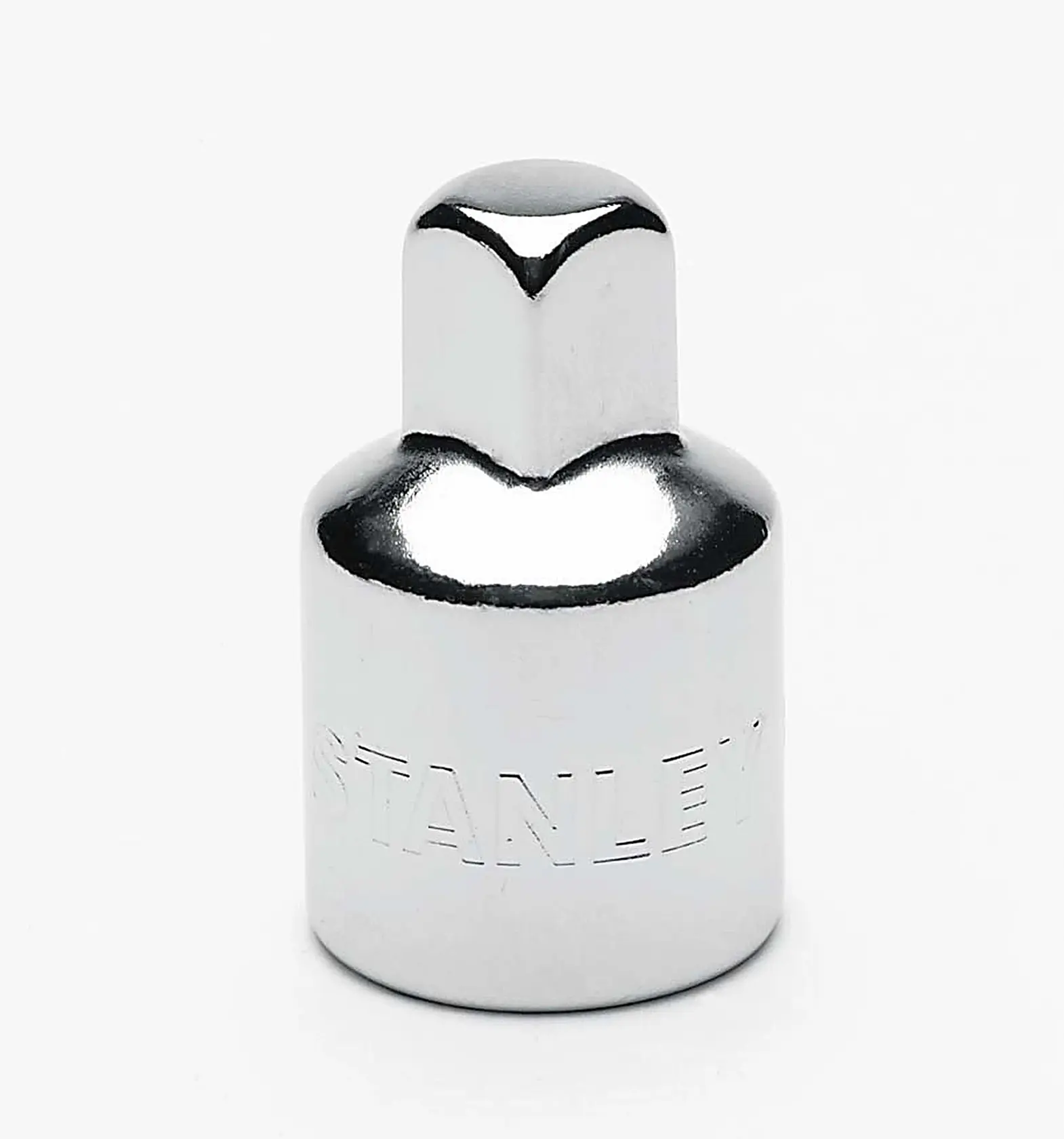 Fotografia do adaptador de soquete cromado STANLEY 4-86-414, nome da marca gravado na lateral, fundo branco.