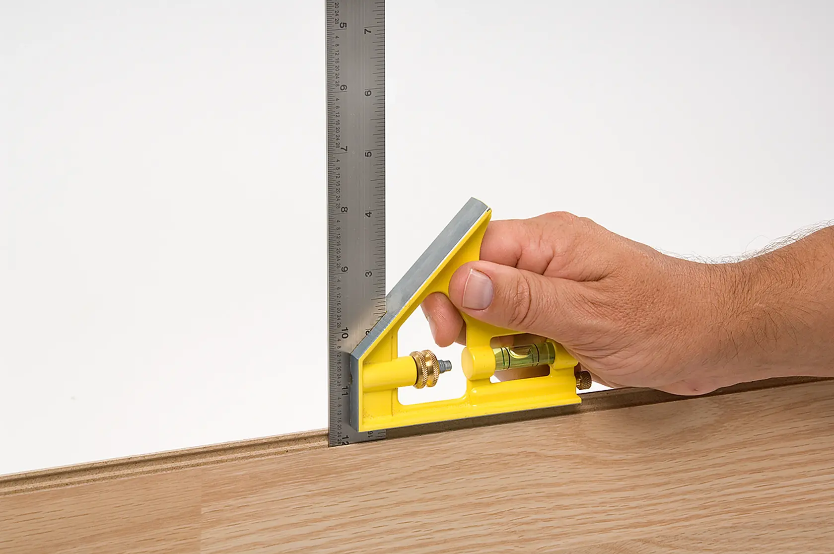 STANLEY 46-131 escuadra combinada midiendo madera, mango amarillo, regla de acero, ángulo cercano.
