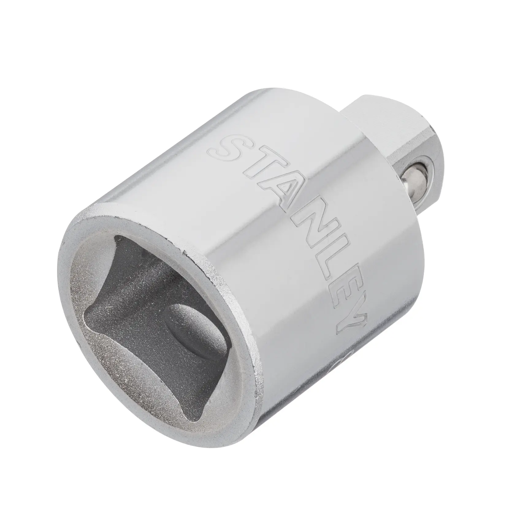 Adaptador de soquete cromado STANLEY 88-908, foto em close, com o nome da marca gravado na superfície prateada.