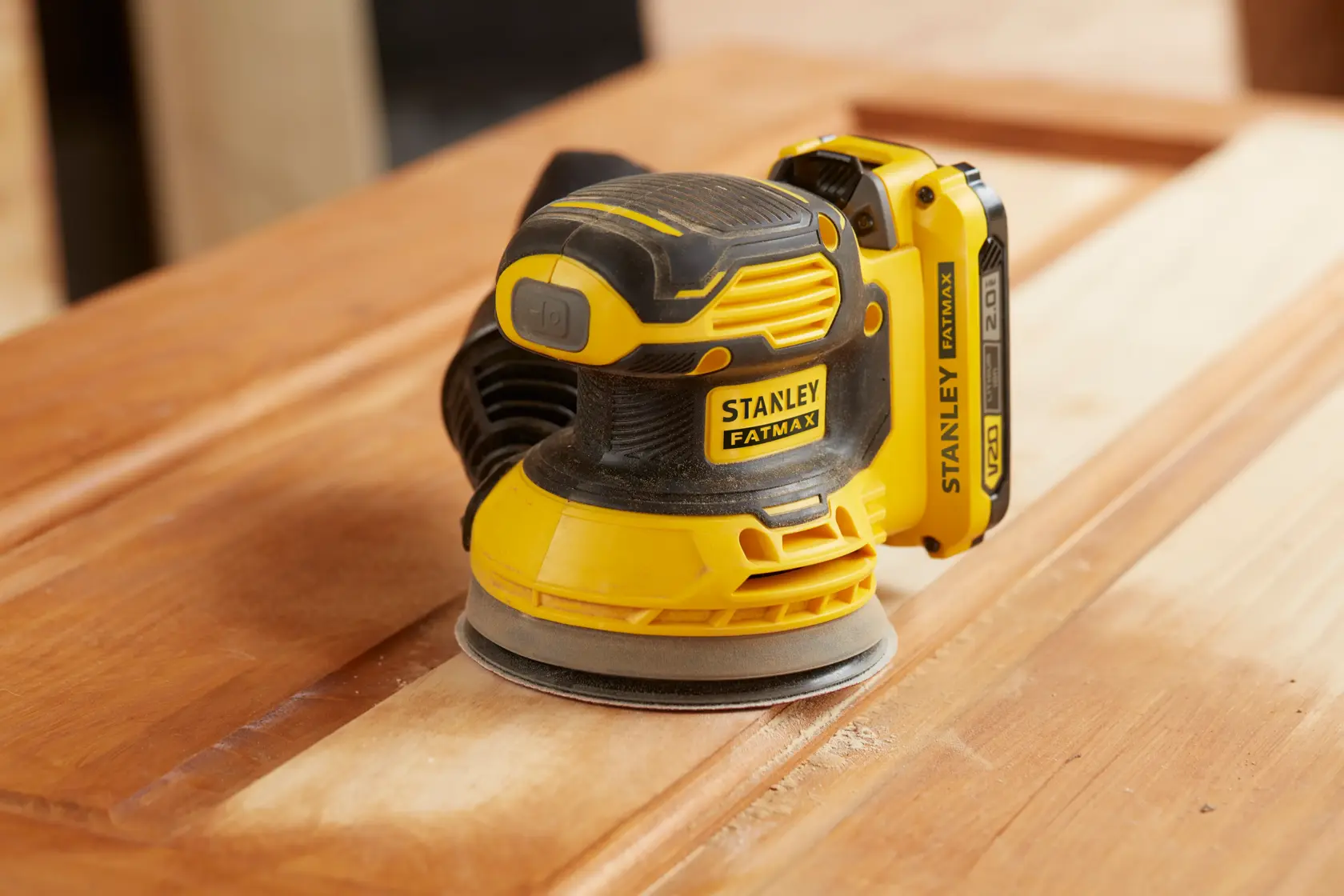 Lijadora inalámbrica STANLEY SCS220B, SCS220B-B3, SCS220-B2, SCS220 amarillo-negro sobre madera.