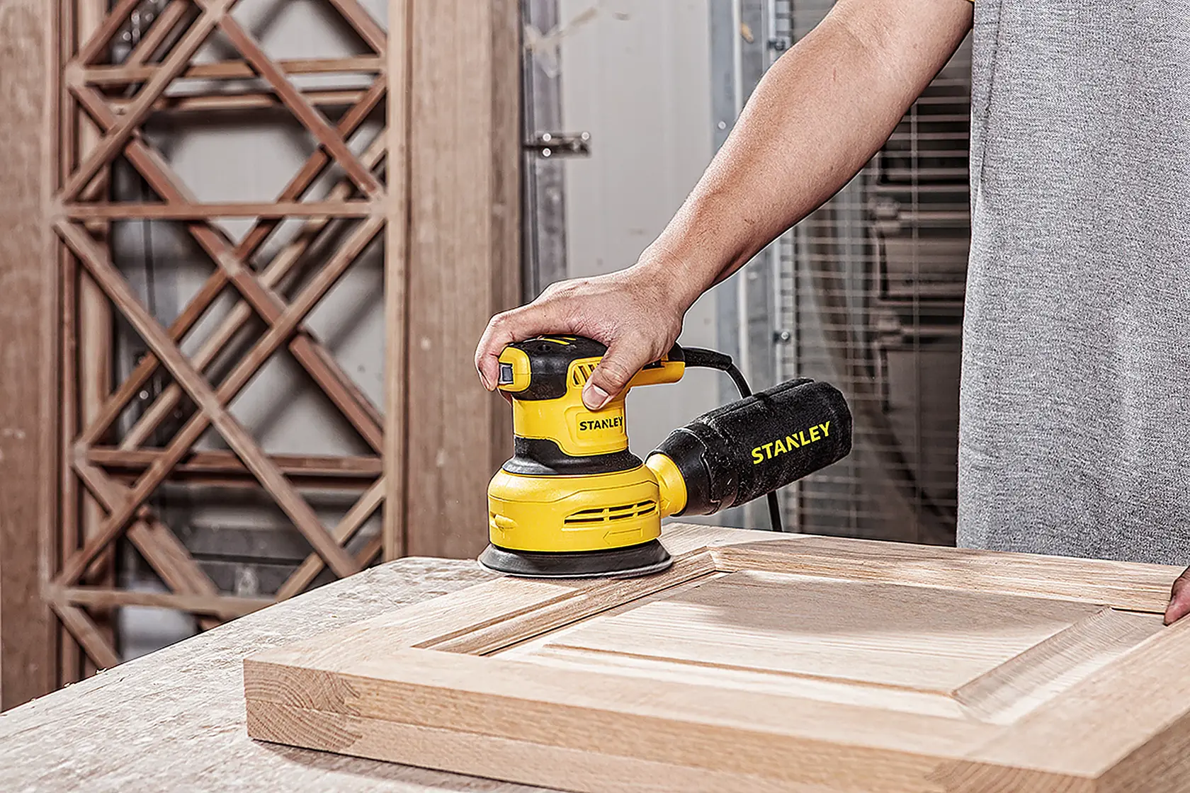 Foto de lijadora STANLEY, SKU SS30-B2C, SS30-B3, SS30-AR, SS30-BR, SS30-KR, SS30-B2, usada en madera.