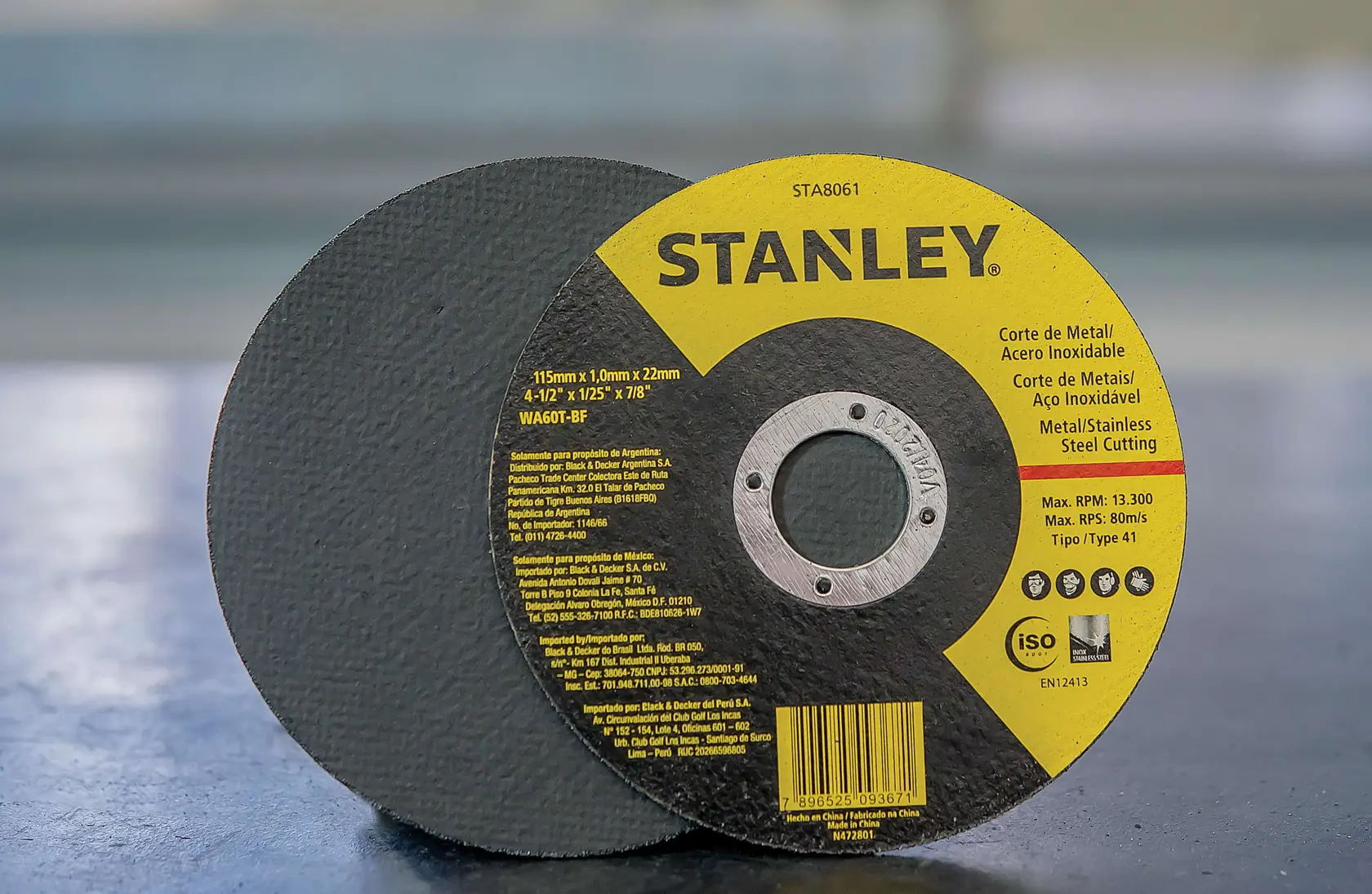 Disco de corte de metal STANLEY STA8061 com etiqueta amarela, 115mm, para aço e inox, vista lateral.