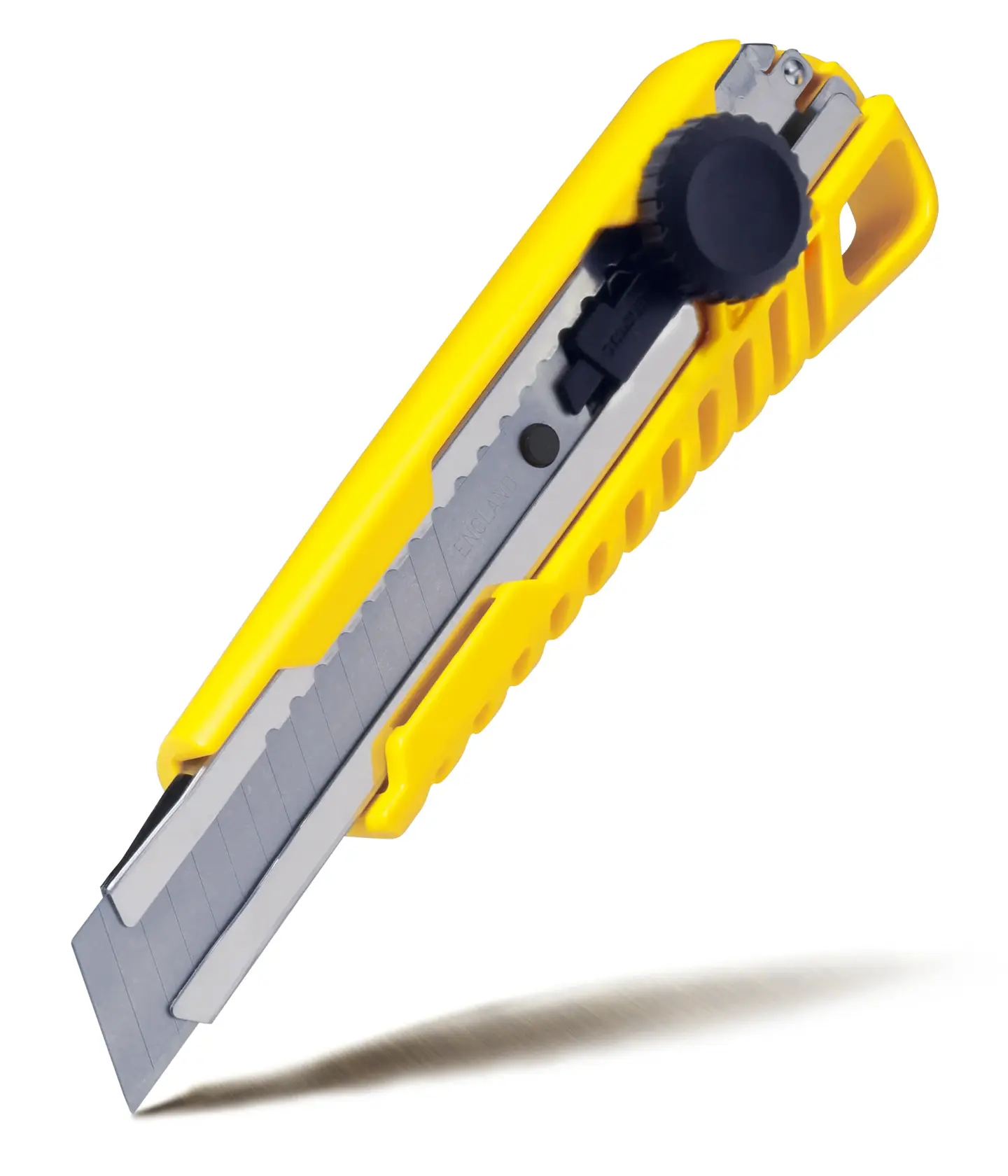 Cúter STANLEY STHT10321-8 con cuerpo de plástico amarillo y hoja retráctil segmentada, ángulo frontal sobre fondo blanco.