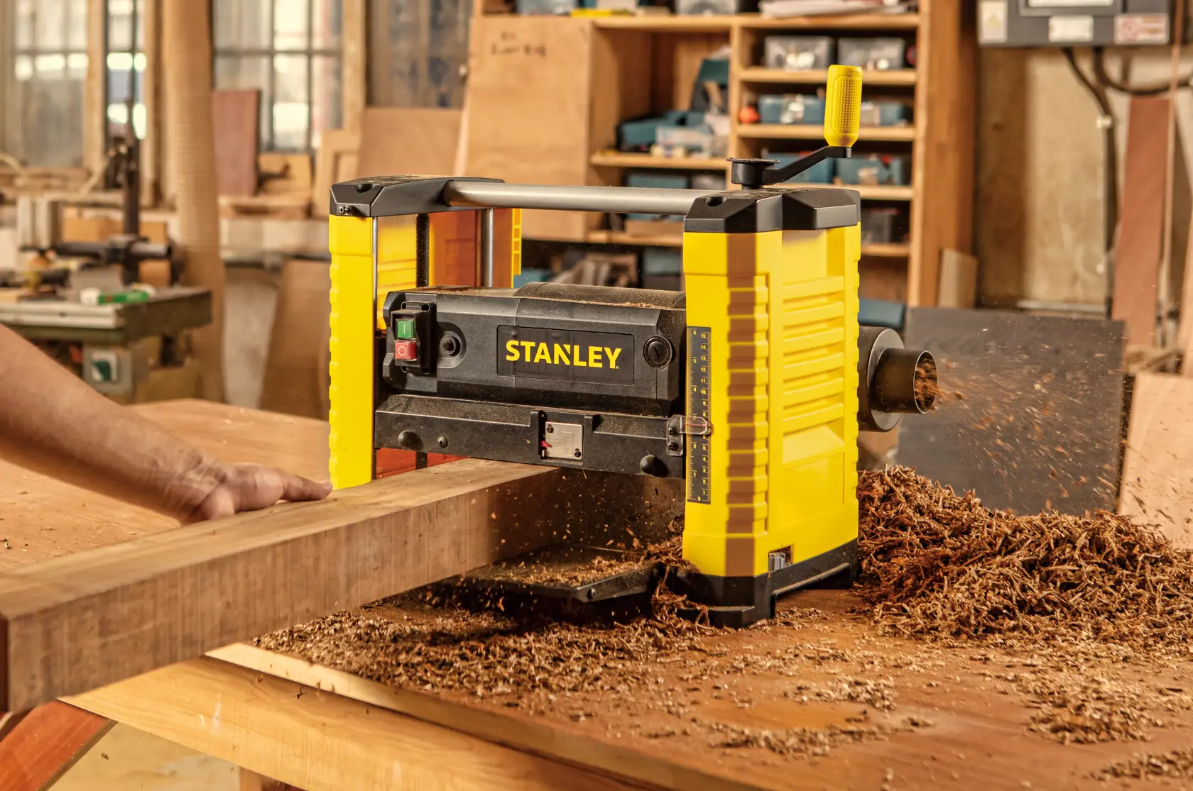 STANLEY STP18-B2 fotografía de cepillo de banco amarillo y negro ángulo frontal sobre fondo blanco.