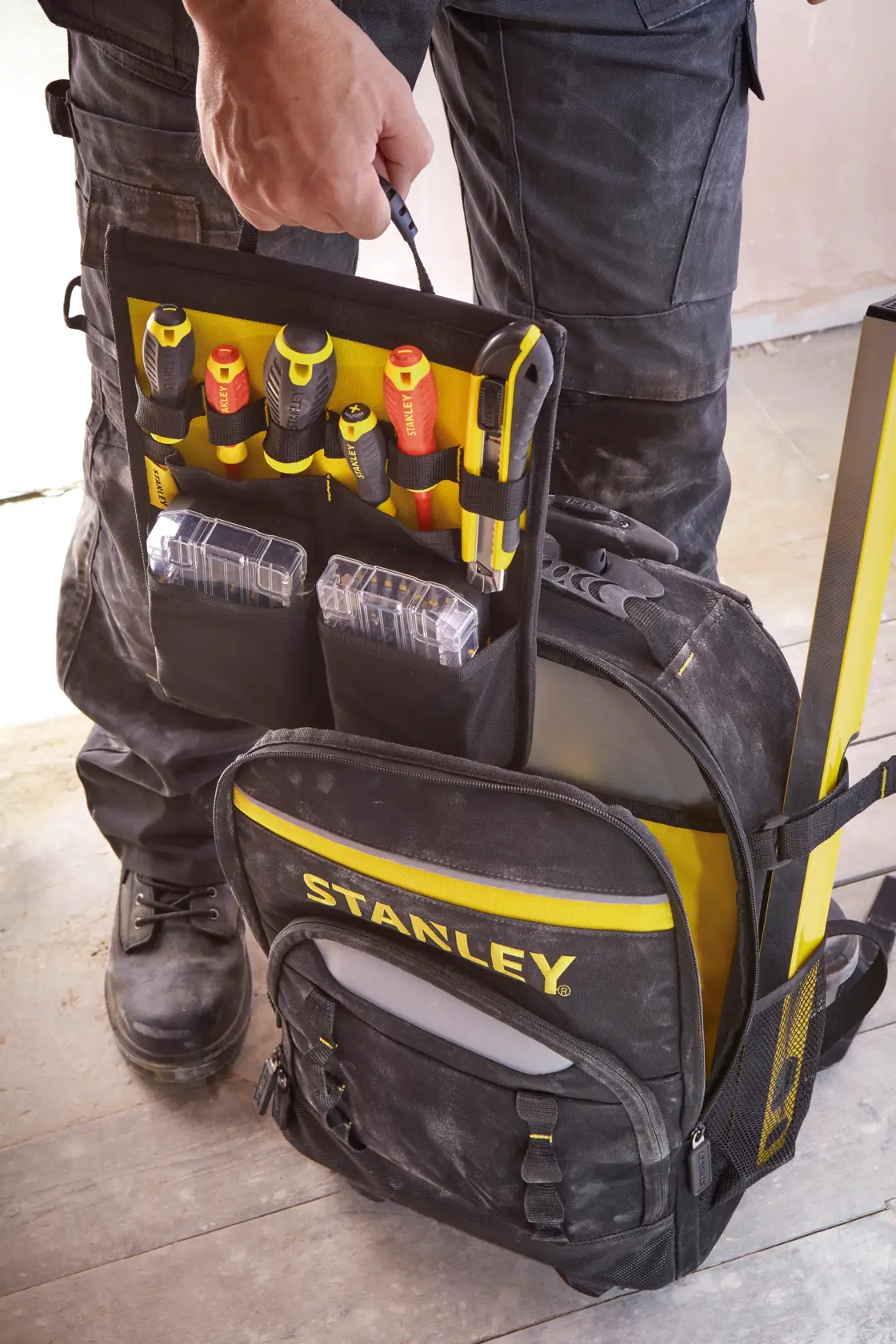 Mochila de ferramentas STANLEY STST83307-1 preta e amarela aberta, ferramentas e caixas organizadas, vista frontal.