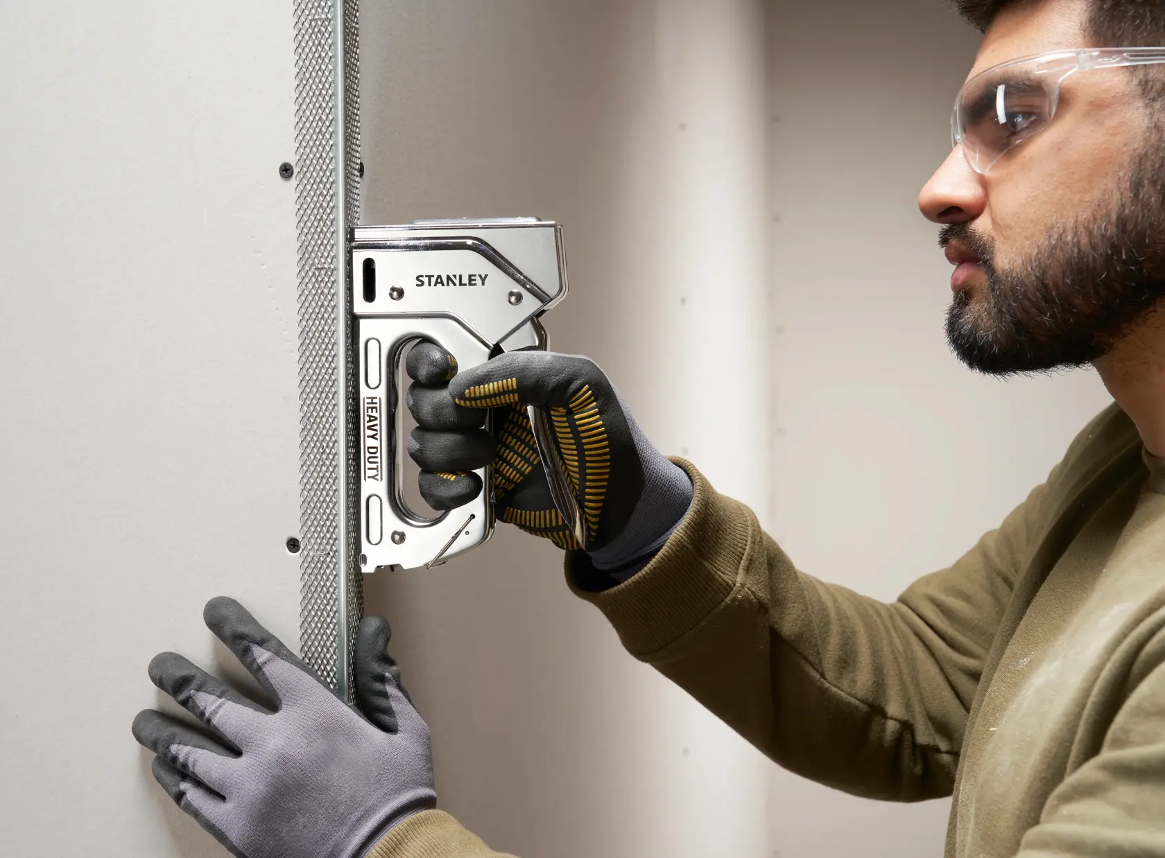 Stanley TR110 pistola de grapas de alta resistencia usada para fijar perfil metálico a panel de yeso.